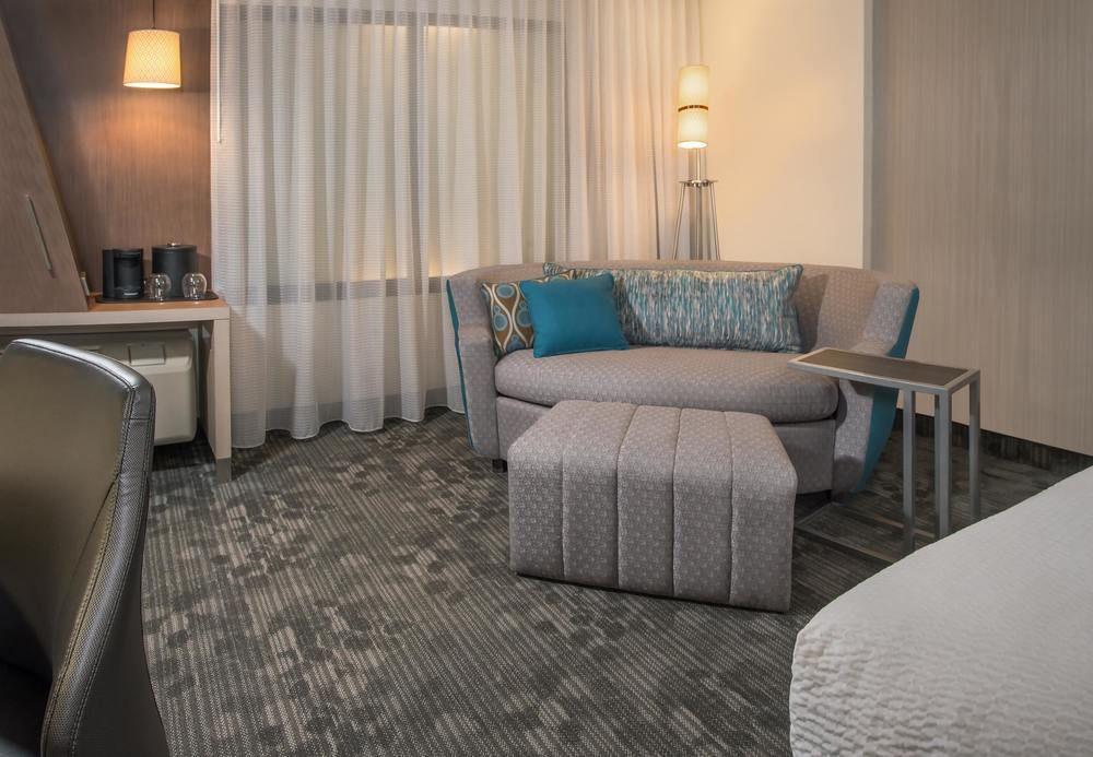 Courtyard By Marriott Waterloo Cedar Falls Экстерьер фото